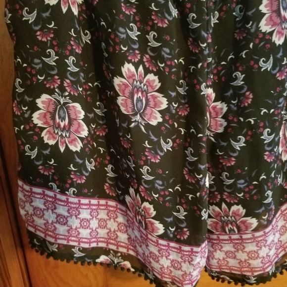 Maurices black floral shorts.  Size L - Picture 6 of 7